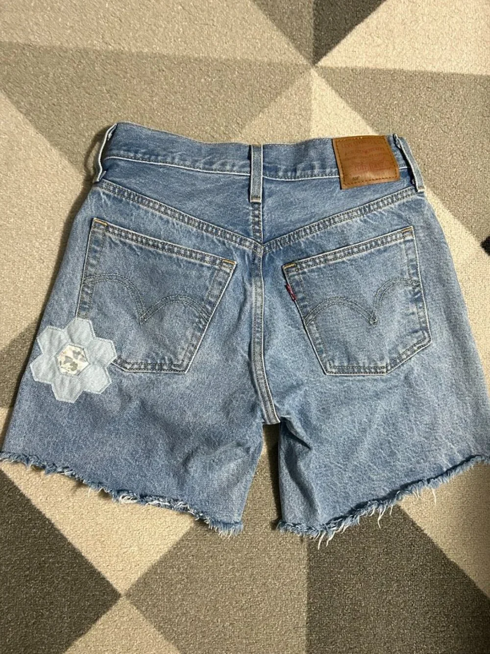 Levi's Geo Floral BUTTON FLY Mid Thigh Frayed Hem Denim Shorts Women's Size 25